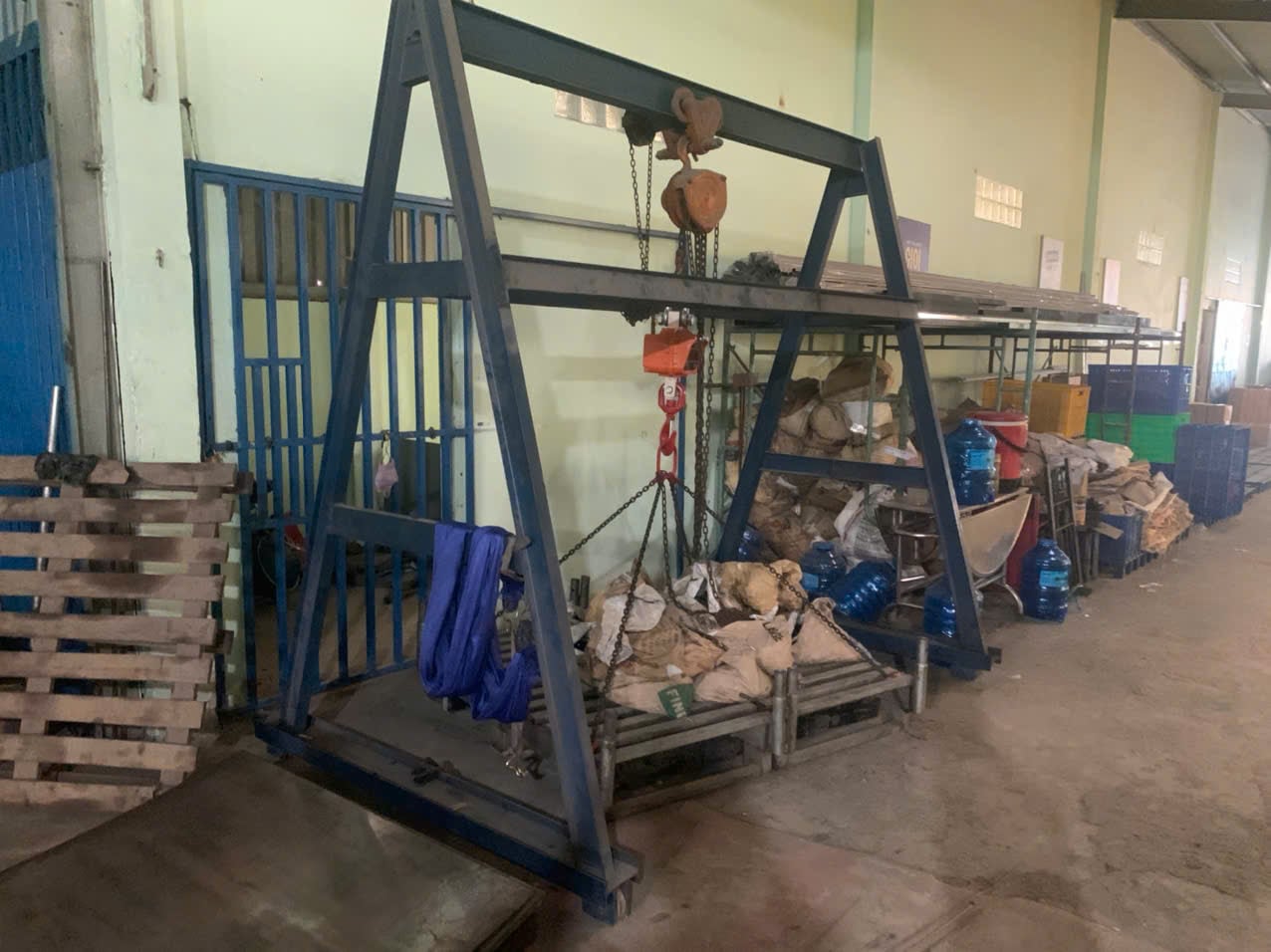 Lifting crane.jpg
